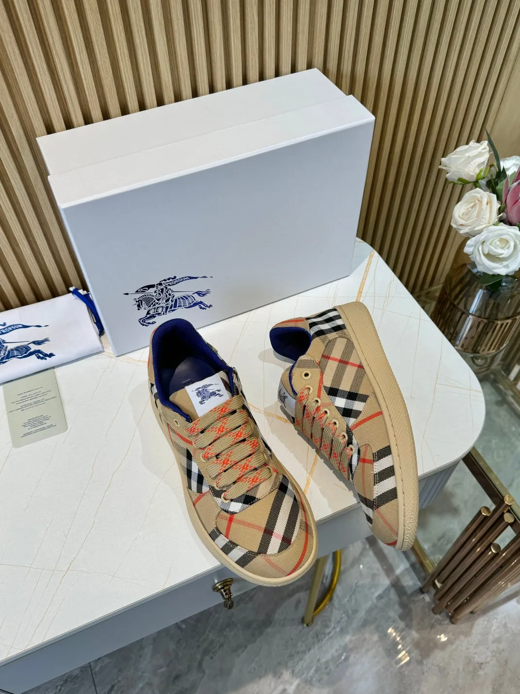 Men's men's shoes 💰560 Burberry's 2024 hot model is released. After three years, the classic plaid returns. It is versatile and decorated with worsted Burberry plaid pattern. Featuring a mesh lining and checkered laces, the rubber sole features the archive Burberry monogram. From Burberry's iconic collection, these wardrobe staples are interpreted with the brand's signature style.   ✅Fabric: classic cotton ✅Lining: original board lining, silk cowhide lining ✅Outsole: TPU ✅Color: apricot ✅Code number: 35-45 for men and women (35, 45 customized)